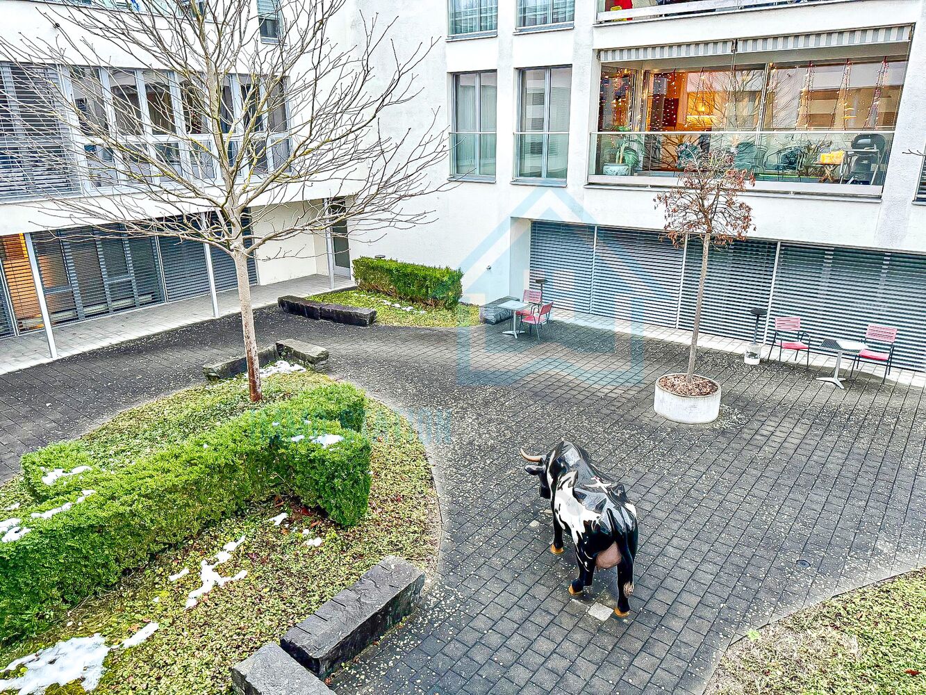 Innenhof mit Figuren und Sitzbereich