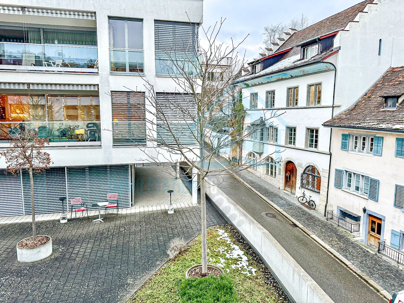 Blick auf einen Innenhof mit angrenzenden Gebäuden