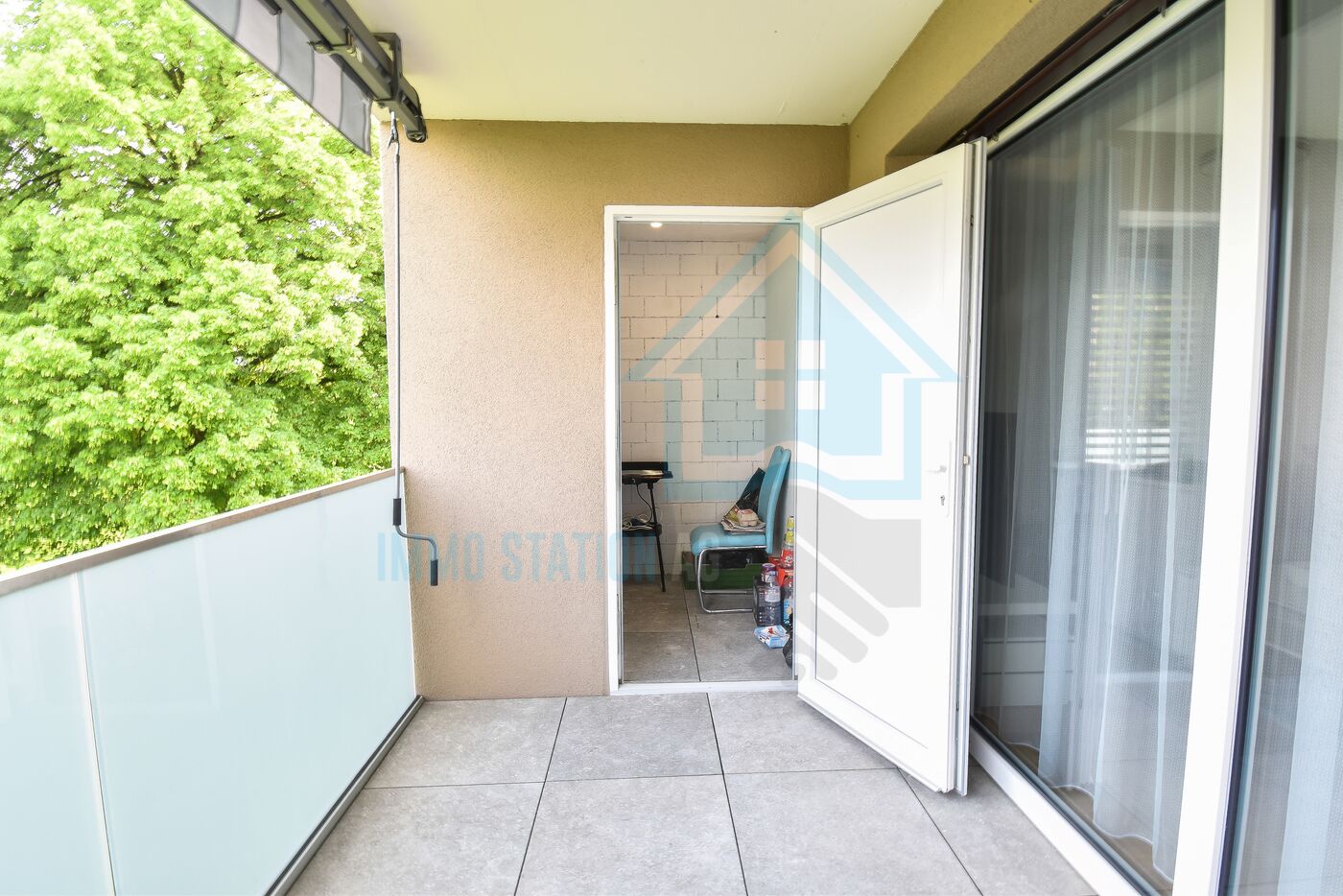 Überdachter Balkon mit Blick ins Grüne