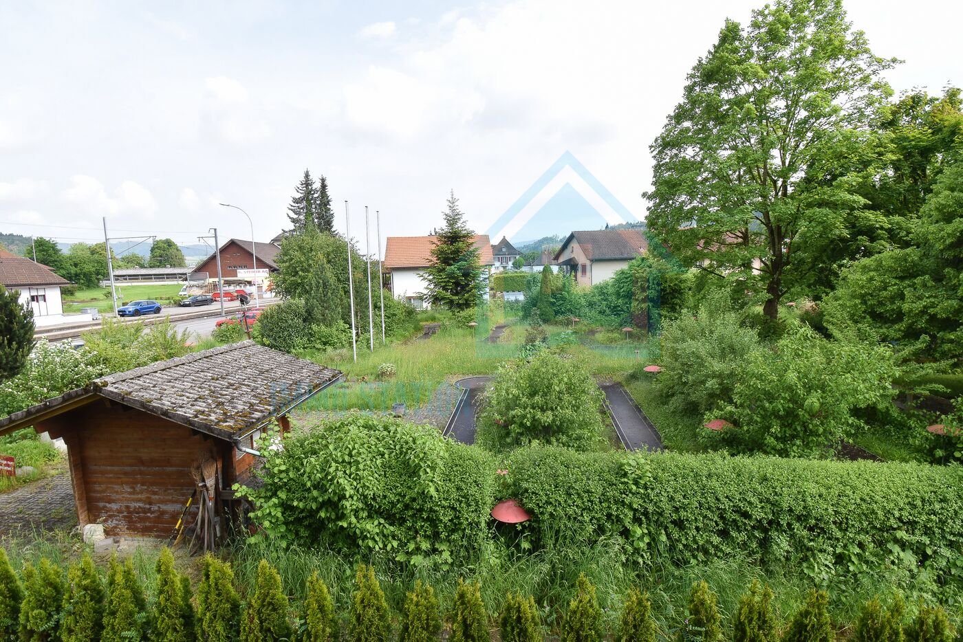 Gartenblick mit Nachbarbebauung