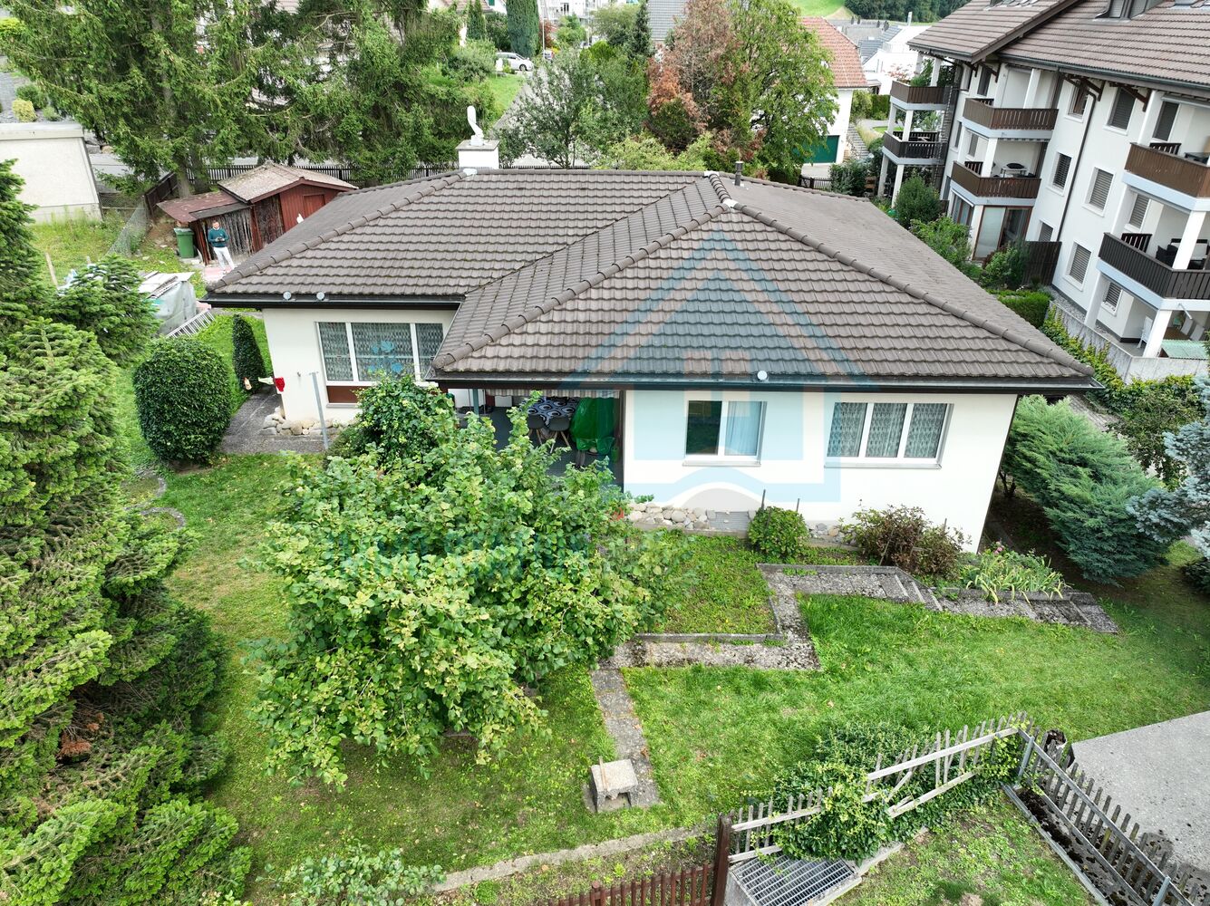 Wohnhaus mit großem Garten