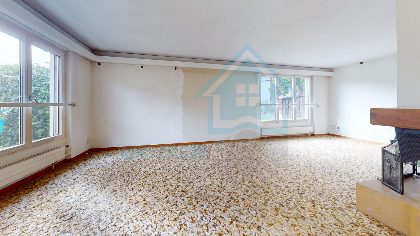 Helles Wohnzimmer mit Teppichboden und Kamin