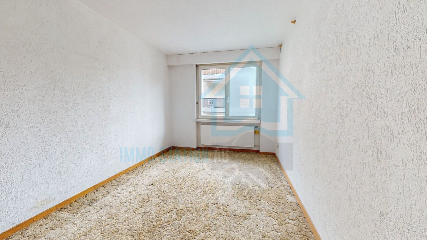 Leerstehendes Zimmer mit Teppichboden