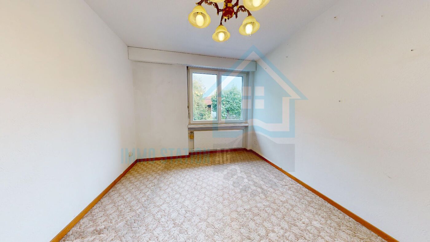 Leeres Zimmer mit Fenster und Deckenleuchte