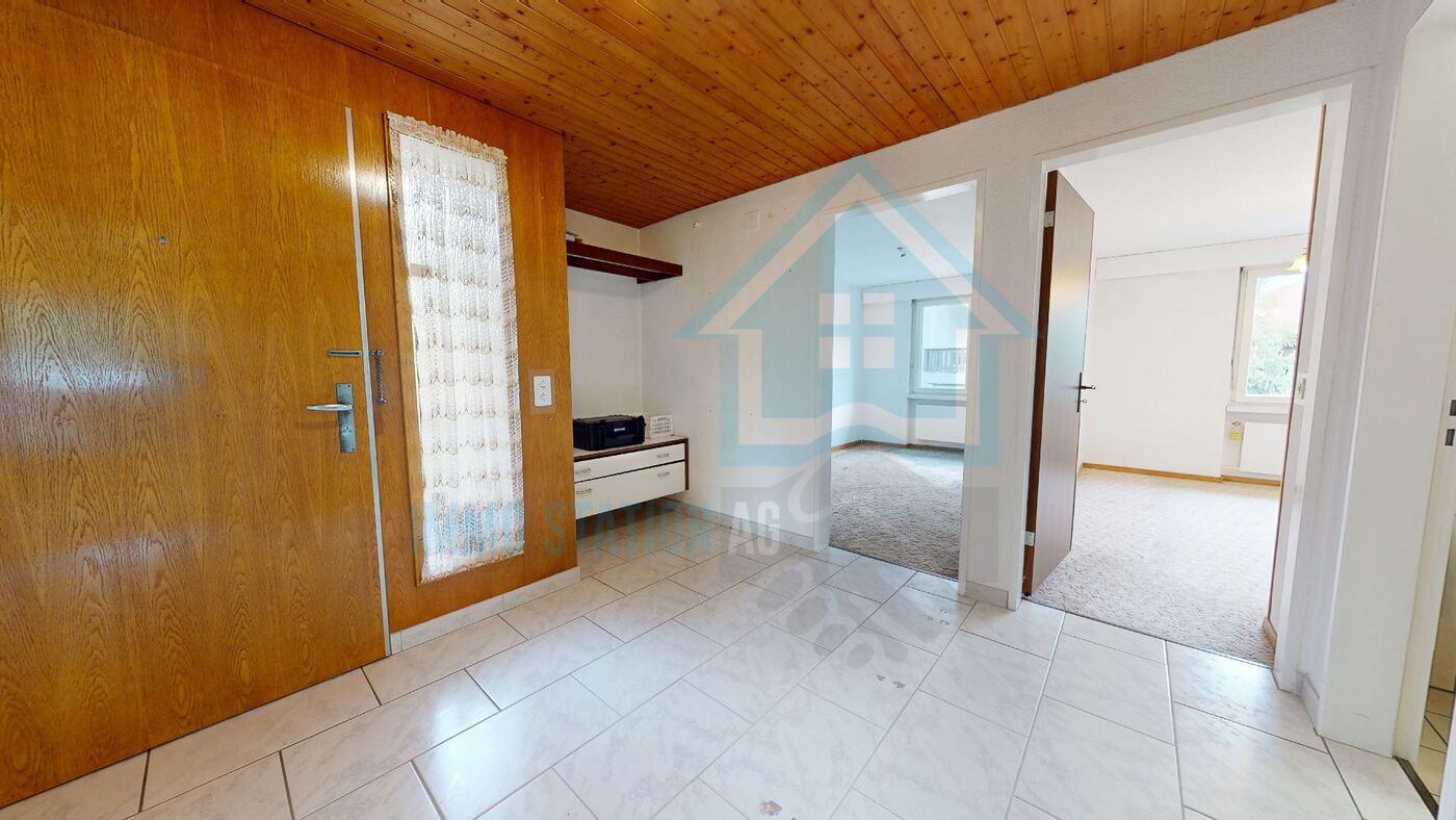 Eingangsbereich mit Blick in mehrere Zimmer