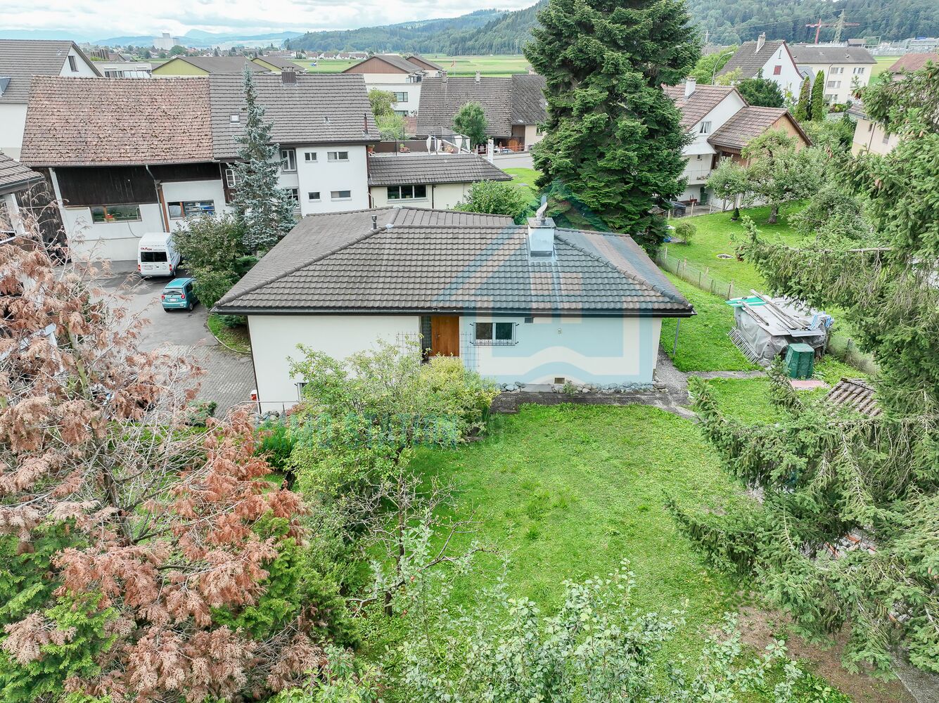 Einfamilienhaus mit Garten und Nachbarschaftsbebauung