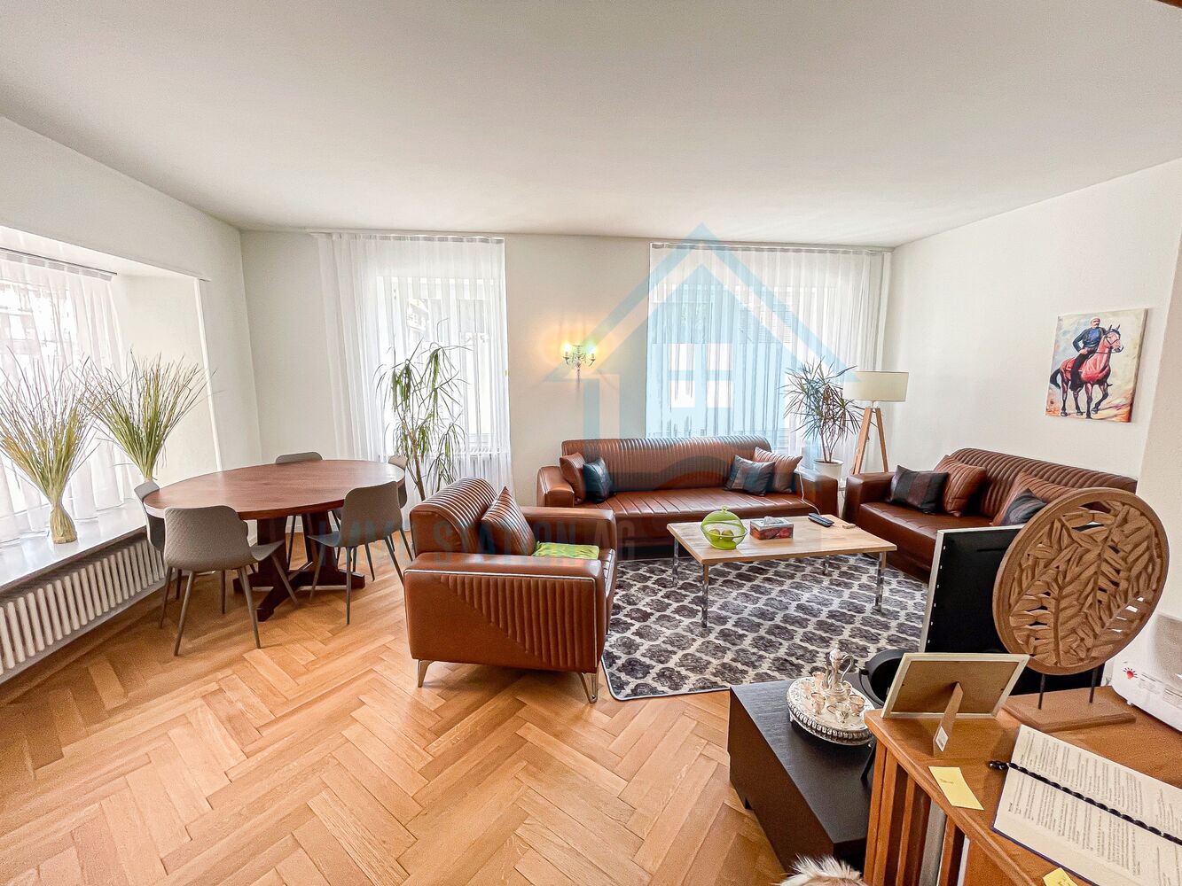 Helles Wohnzimmer mit Essbereich