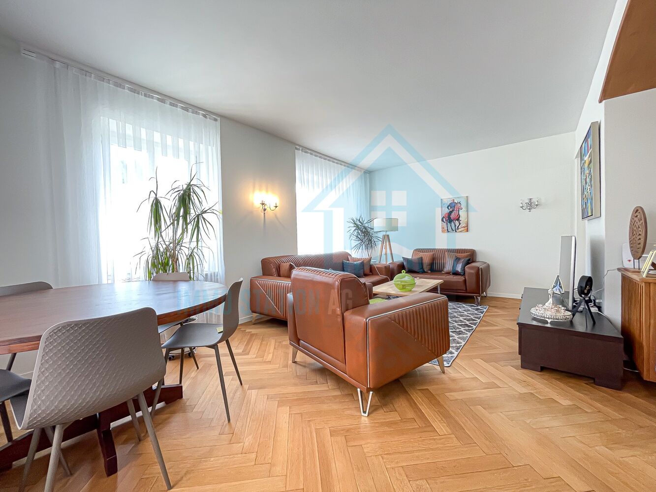 Helles Wohnzimmer mit Essbereich