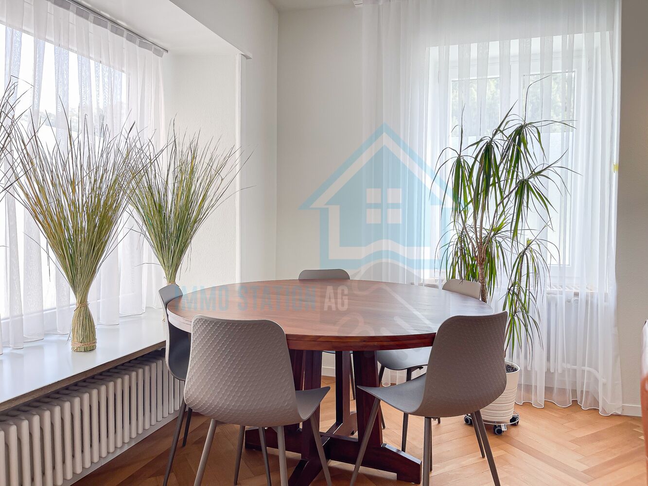 Heller Essbereich mit rundem Holztisch