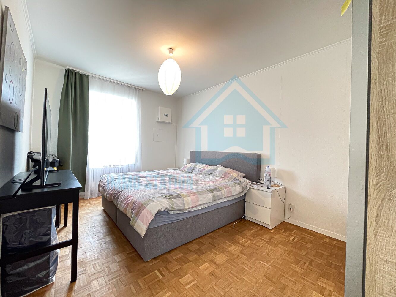 Schlafzimmer mit Doppelbett und Fenster