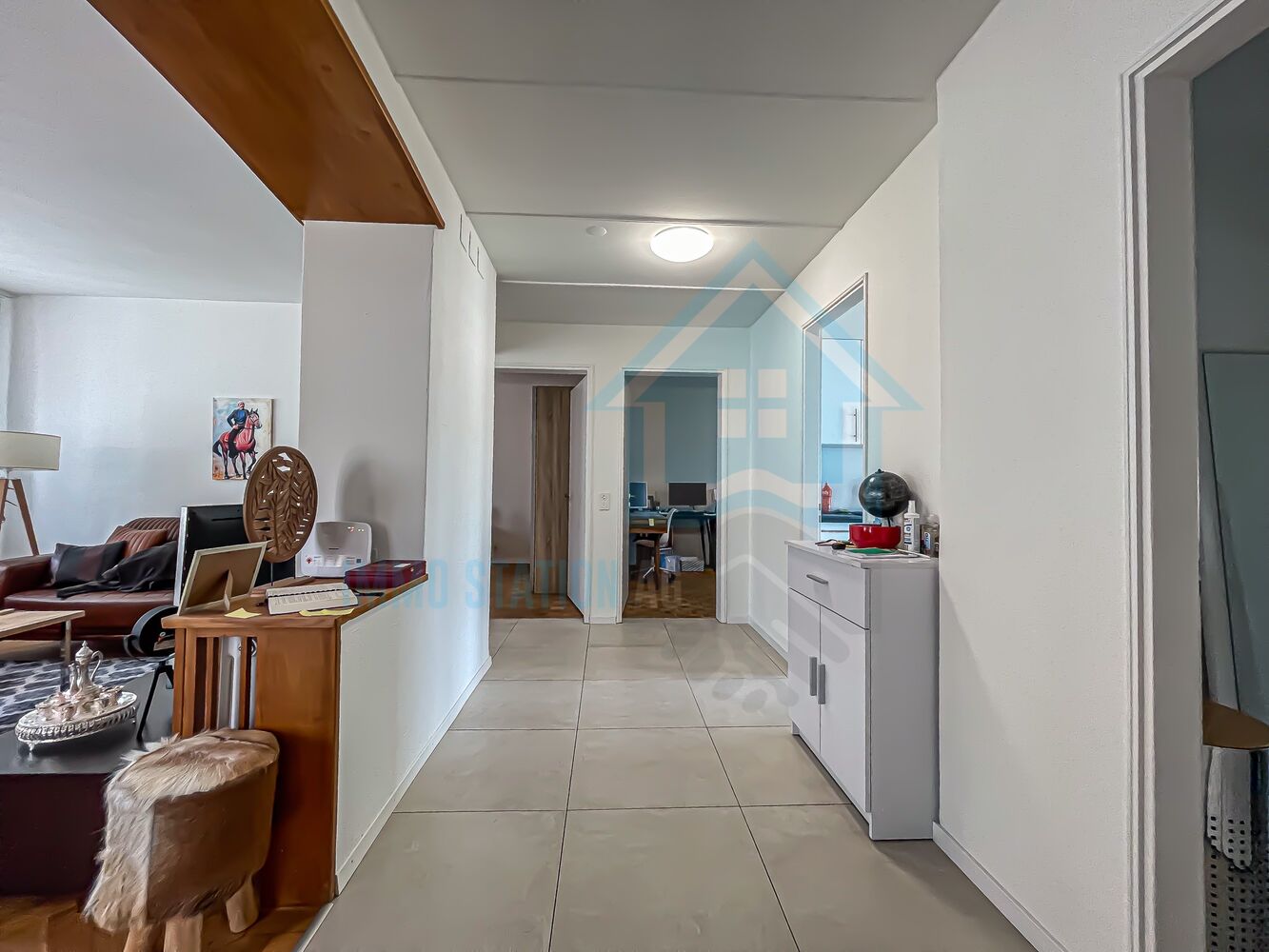 Wohnungsflur mit Blick in angrenzende Räume