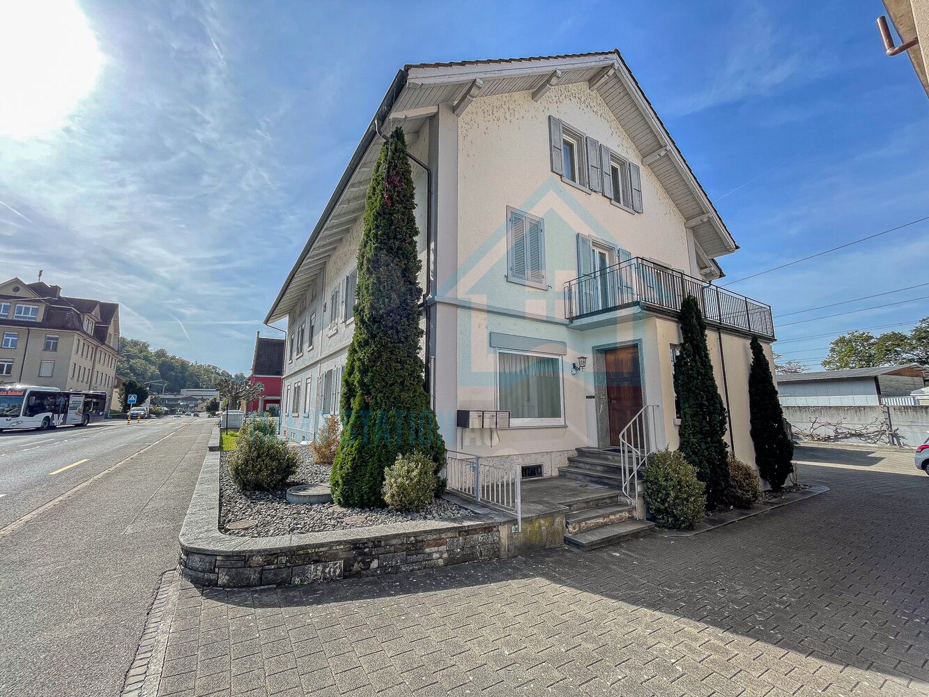 Außenansicht eines Wohnhauses an der Straße