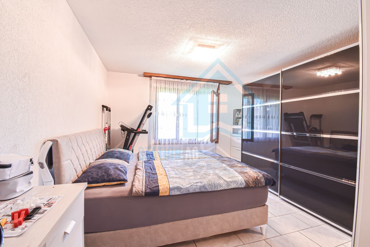 Schlafzimmer mit Bett und Kleiderschrank