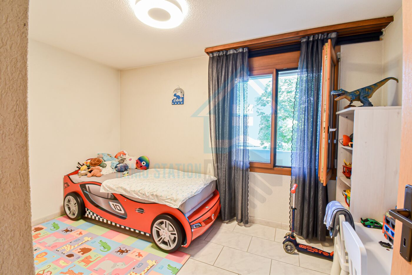 Kinderzimmer mit Rennauto-Bett