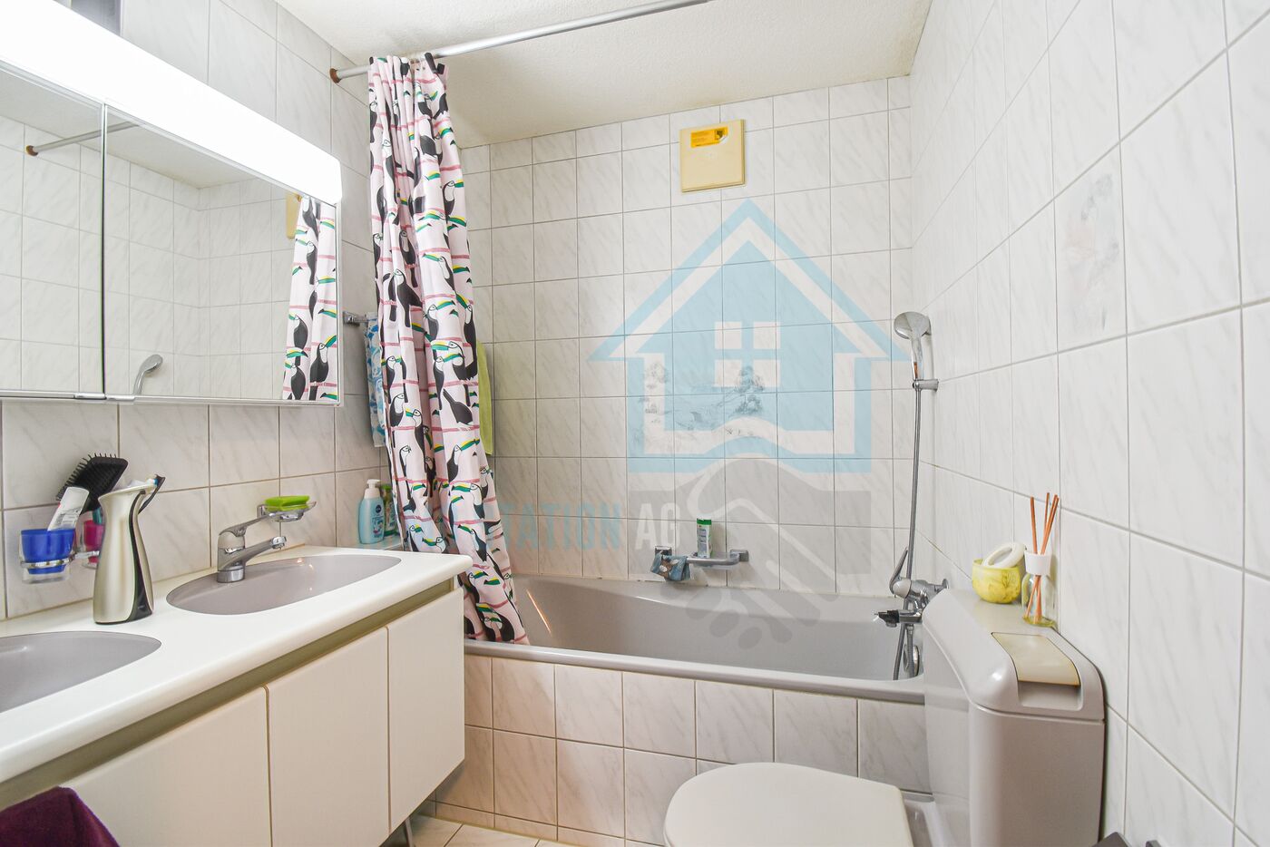 Badezimmer mit Wanne und Doppelwaschtisch