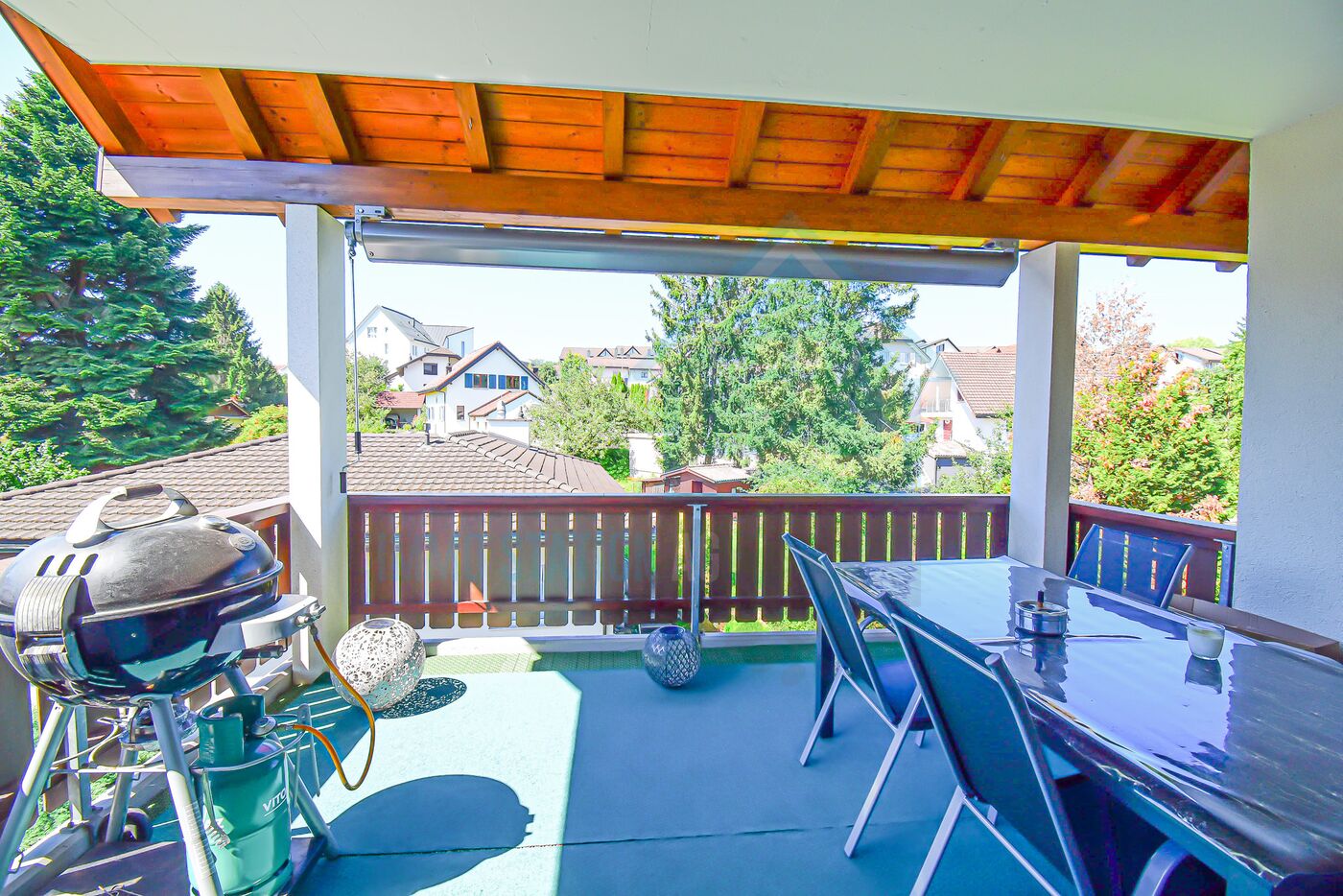 Überdachte Balkon-/Terrassenfläche mit Grill und Ausblick