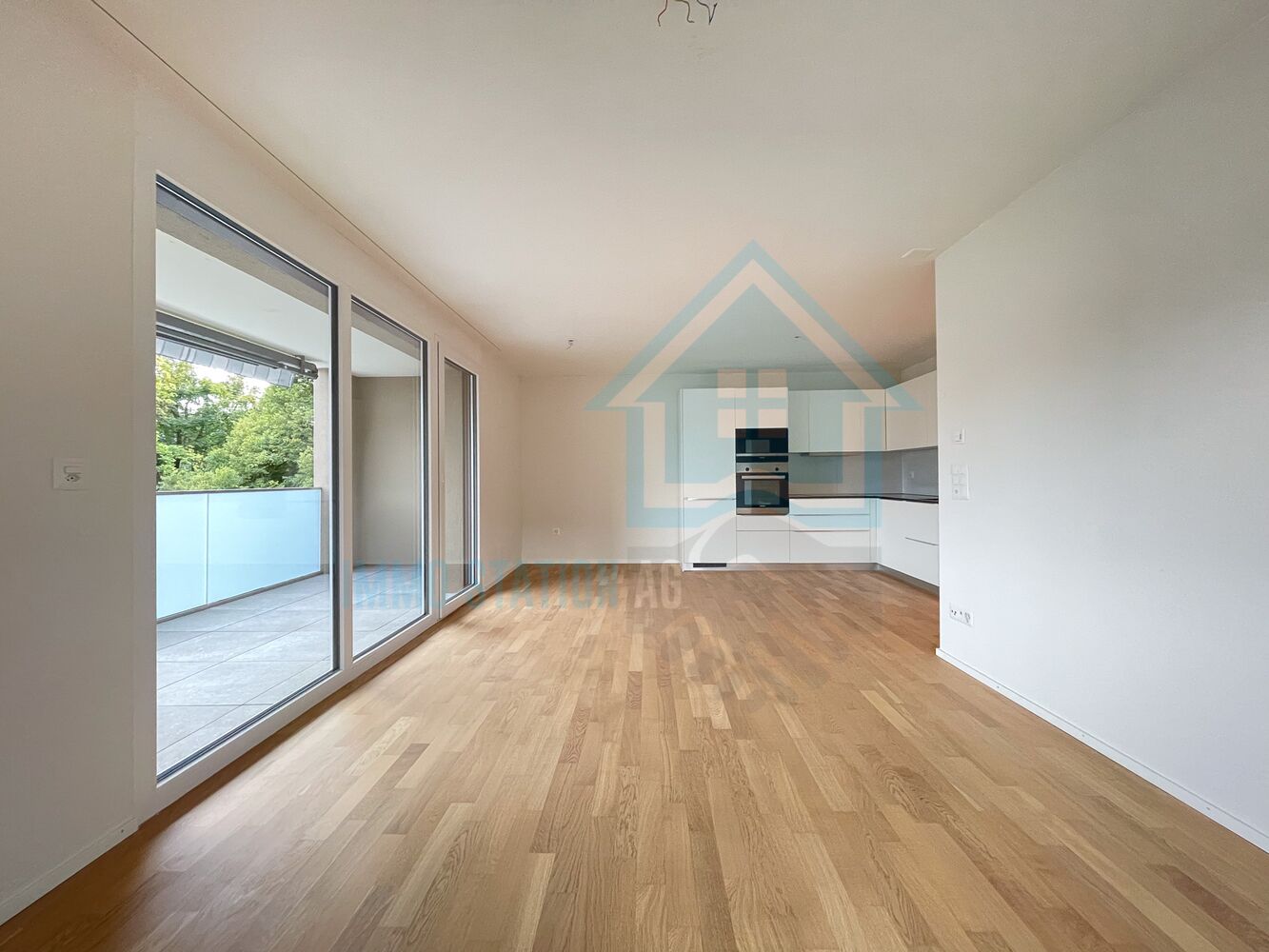 Offener Wohnraum mit Küche und Balkon