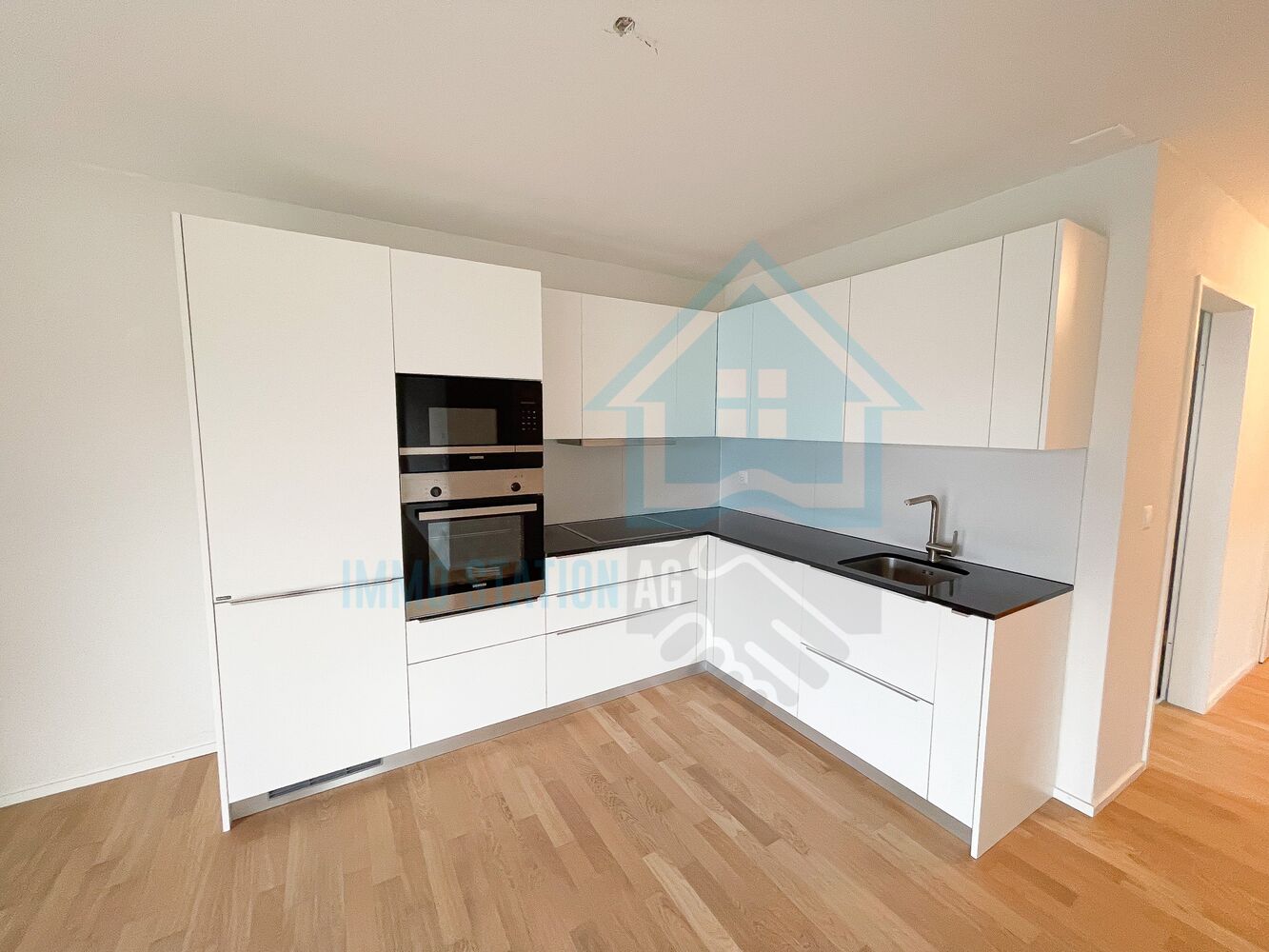 Moderne Einbauküche in heller Wohnung