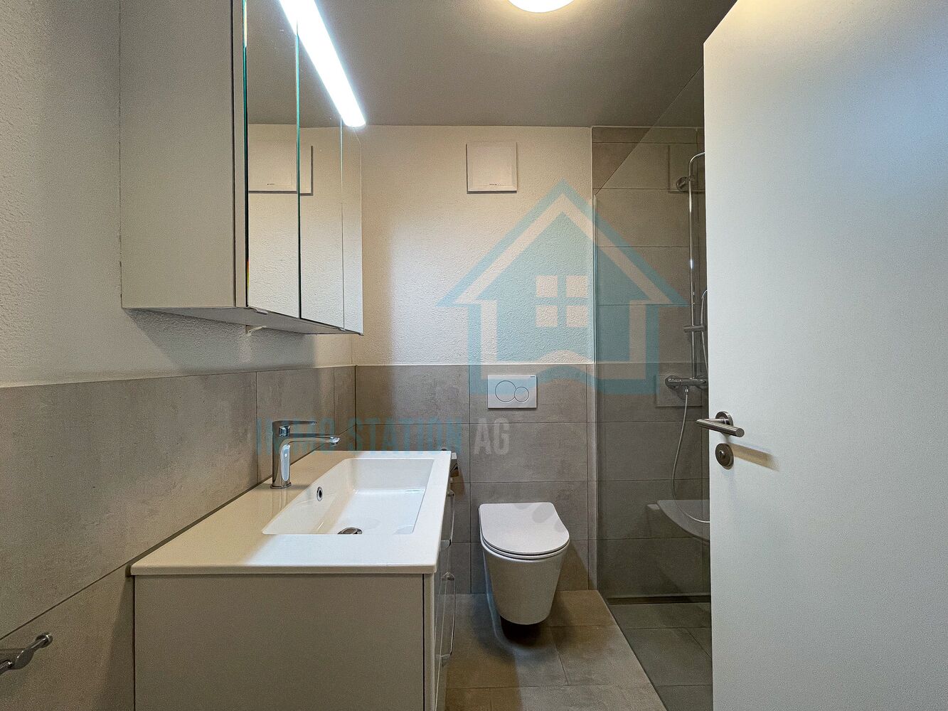 Modernes Badezimmer mit Dusche und WC