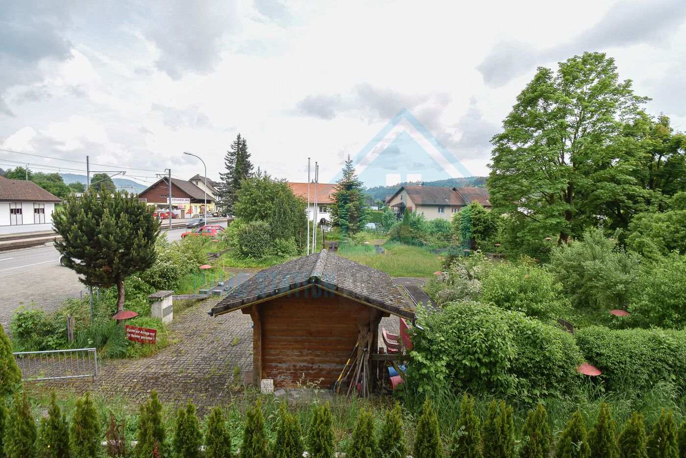 Garten- und Außenansicht mit kleiner Holzhütte