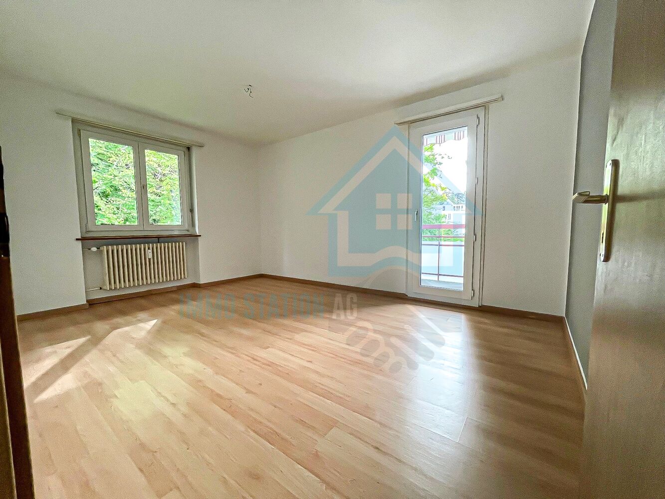Helles, leeres Zimmer mit Balkonzugang