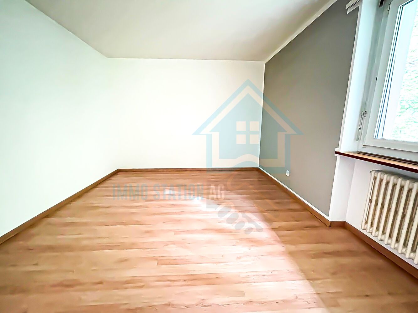 Leerer Raum mit Holzfußboden und Fenster