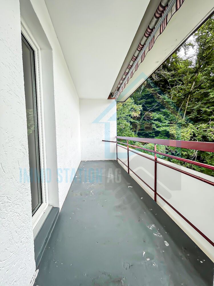 Balkon mit Geländer und Grünblick
