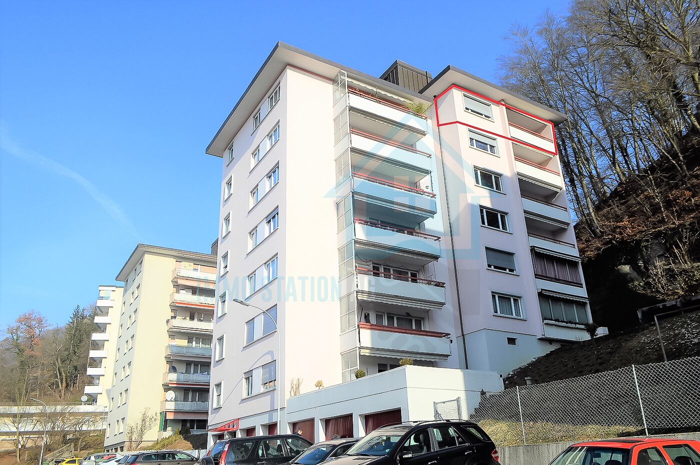 Mehrfamilienhaus mit Balkonen am Hang