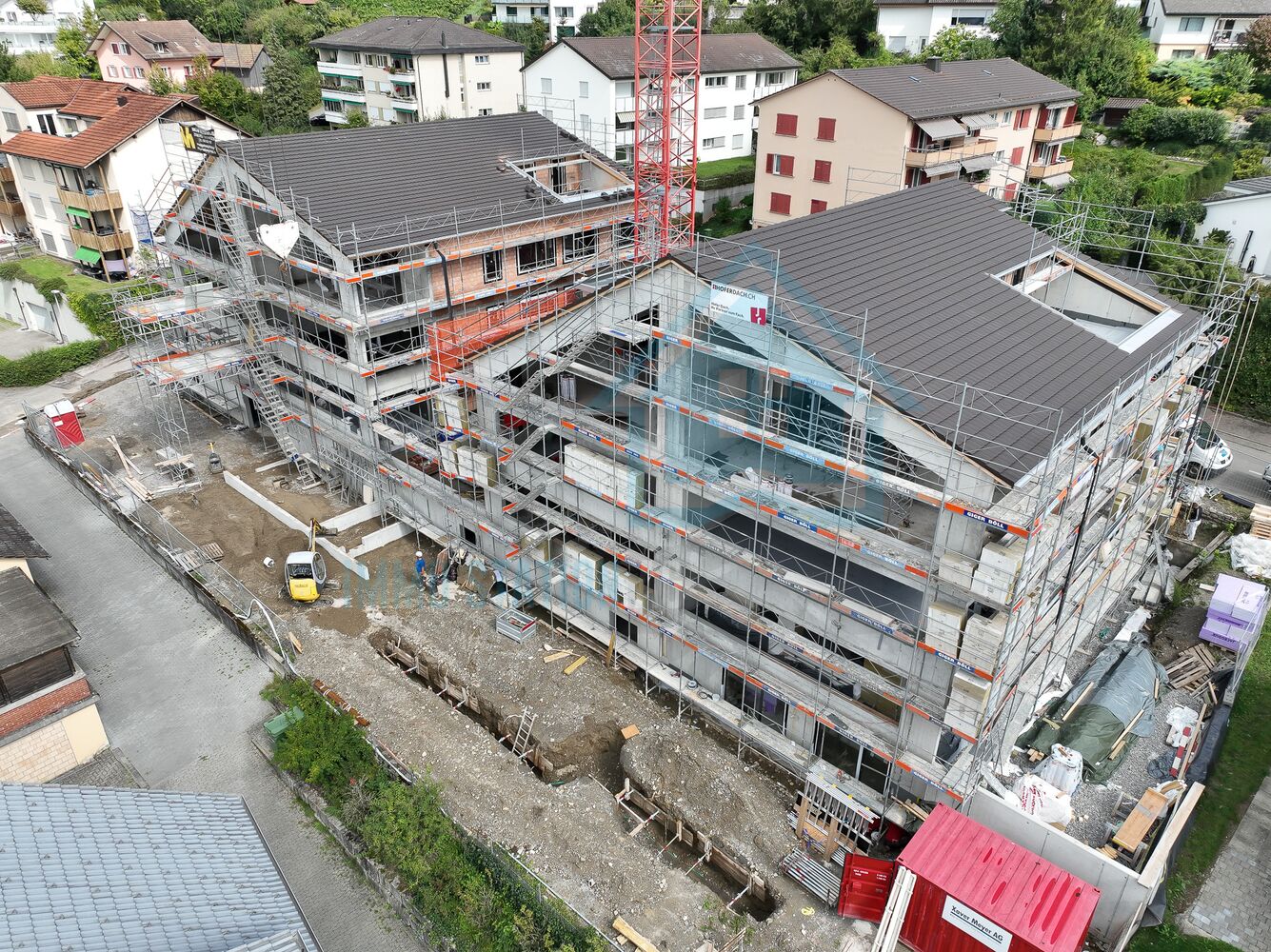 Große Wohnhaus-Baustelle mit Gerüst