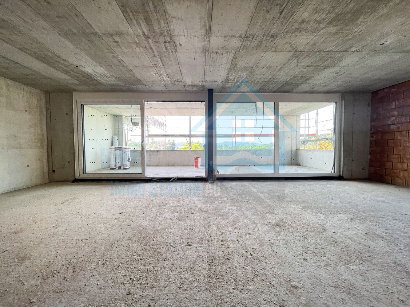 Unfertiger Innenraum mit großer Glasfront