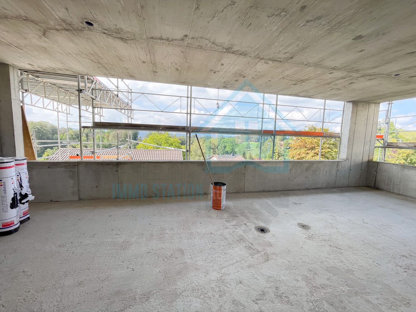 Unfertiger Innenraum mit großem Panoramafenster