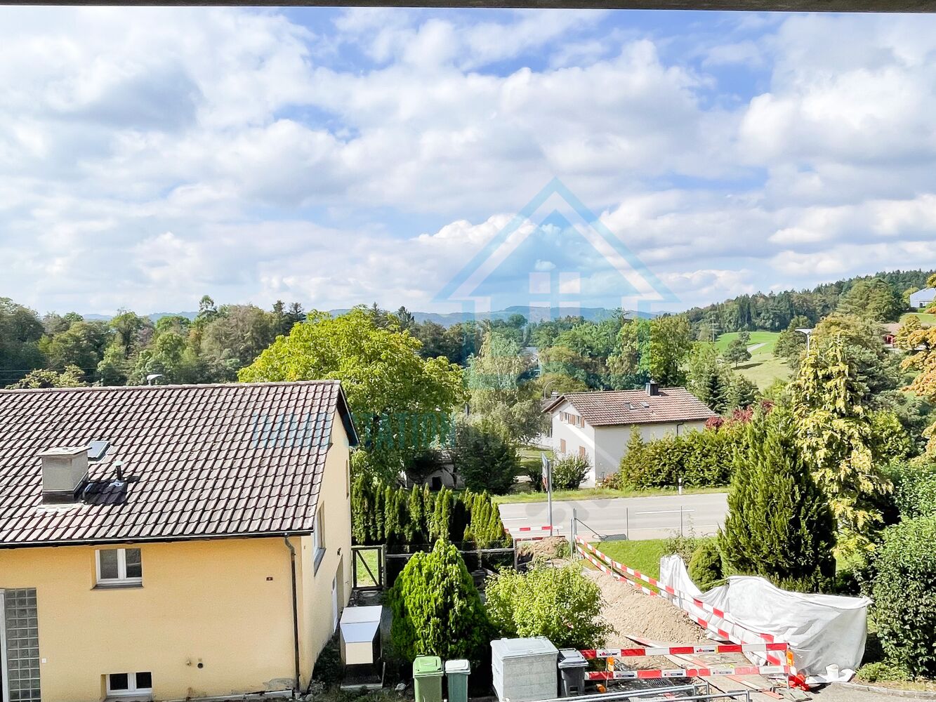 Landschafts- und Wohnhausblick
