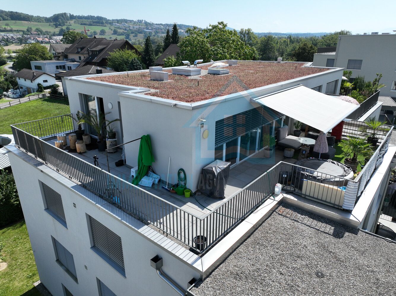 Dachterrasse eines modernen Wohnhauses mit Blick ins Grüne