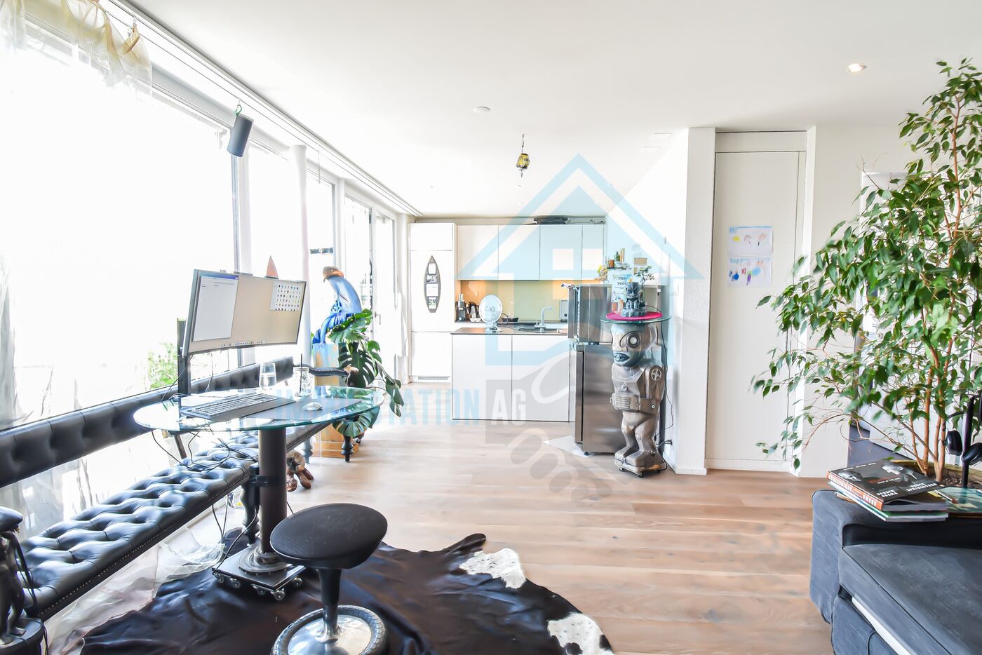 Helles Wohn- und Arbeitszimmer mit offener Küche