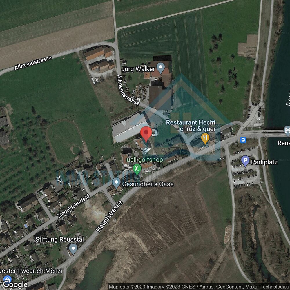 Luftbild einer ländlichen Umgebung an Fluss und Straße