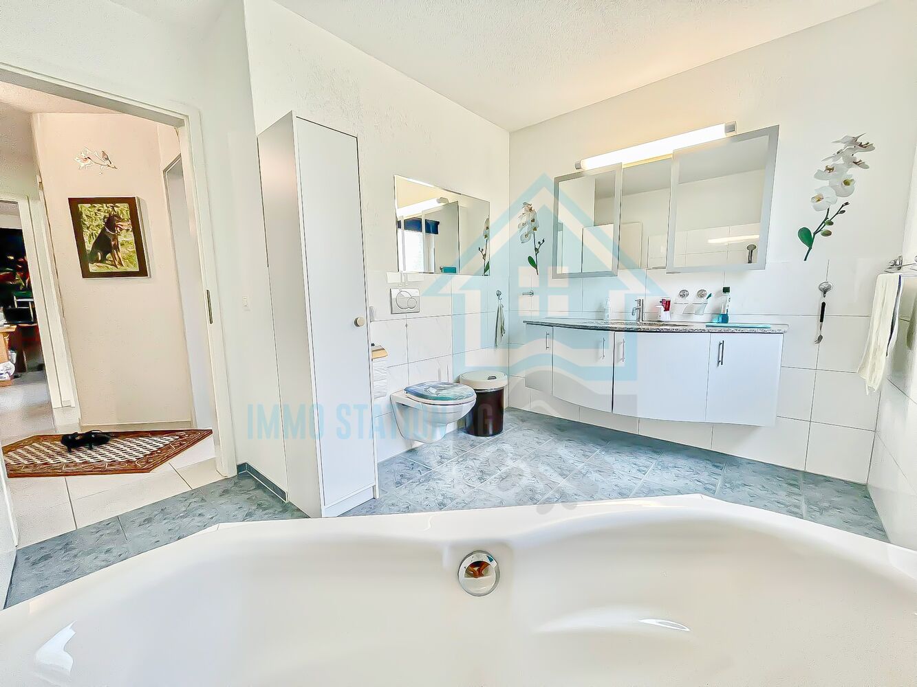 Helles Badezimmer mit Badewanne und Doppelwaschtisch