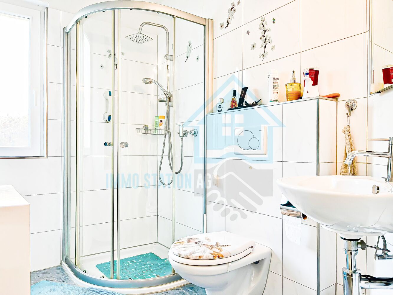 Helles Badezimmer mit Dusche und Waschbecken