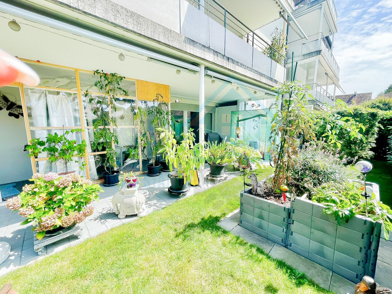 Balkon mit Pflanzen und Gartenbereich