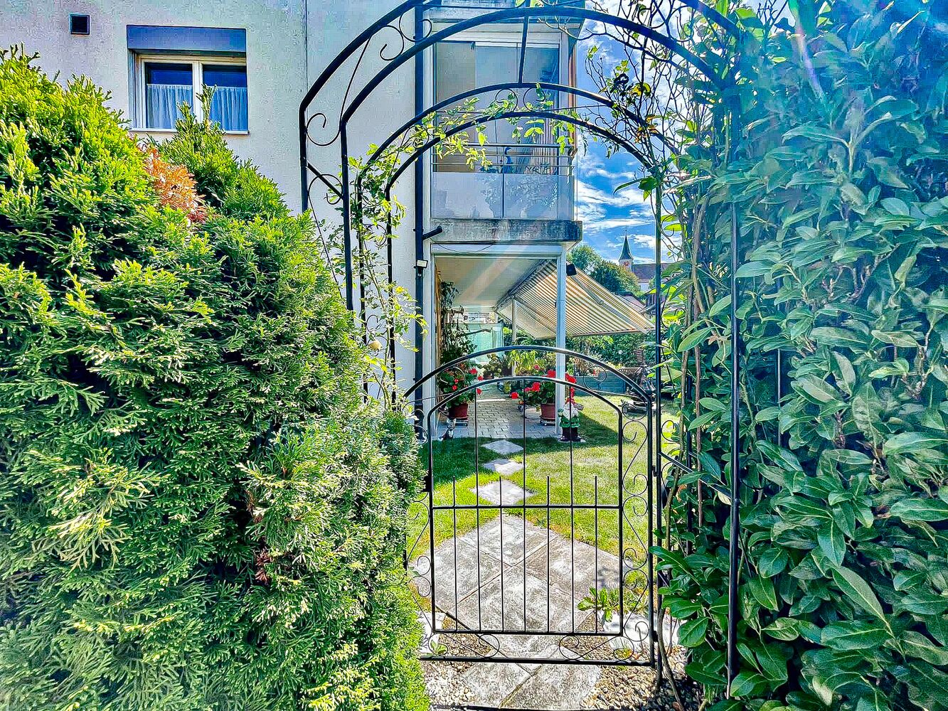 Gartenzugang mit schmiedeeisernem Tor