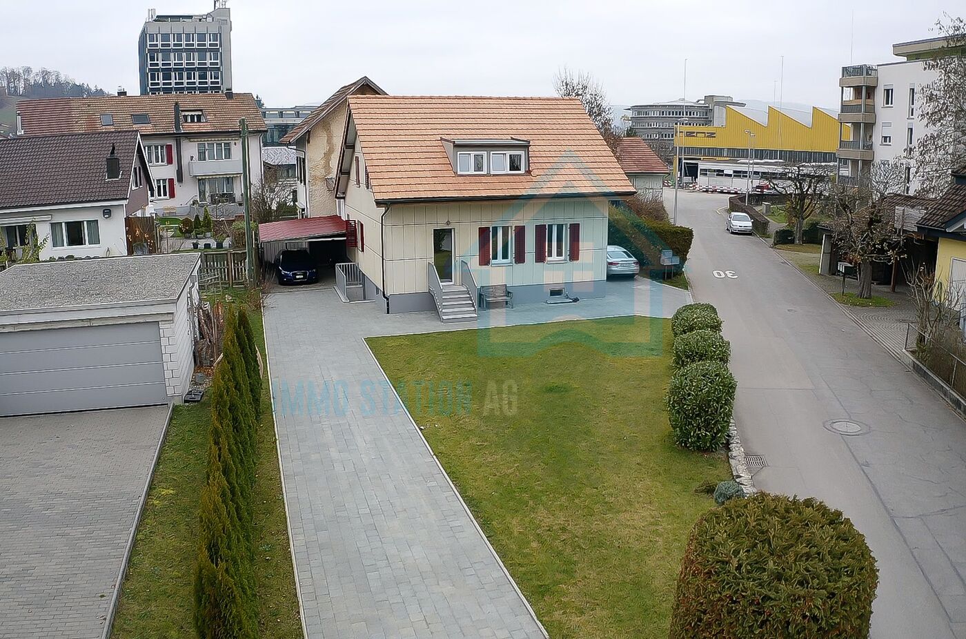 Wohnhaus mit Vorgarten und Garage
