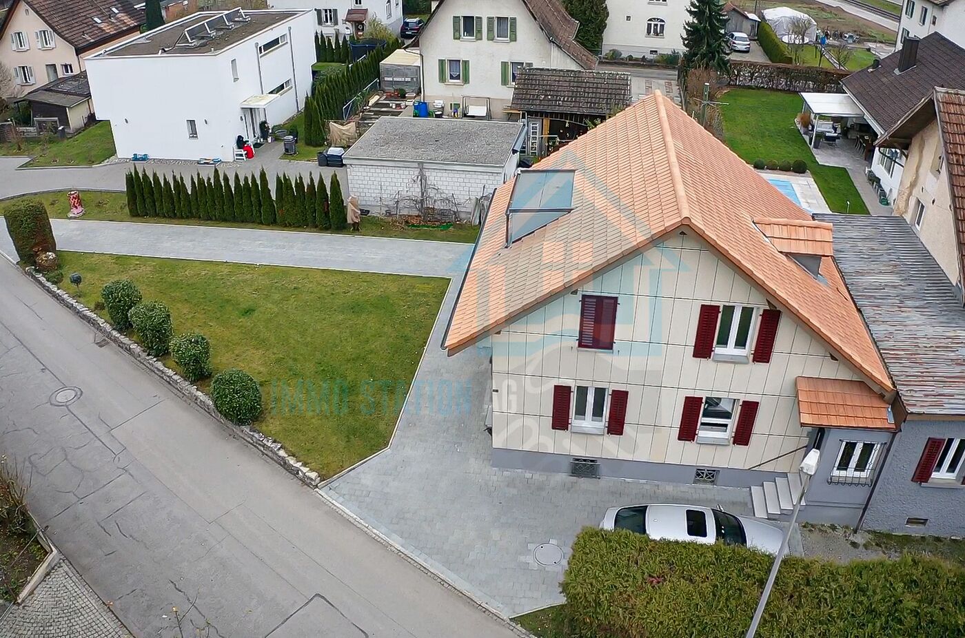 Luftaufnahme eines Wohnhauses mit Garten und Nachbarbebauung