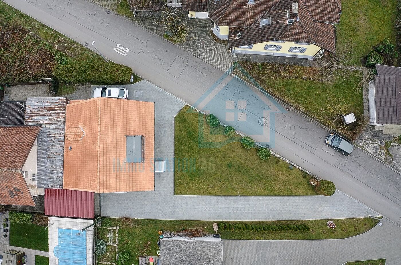 Luftaufnahme eines Wohnhauses mit Zufahrt