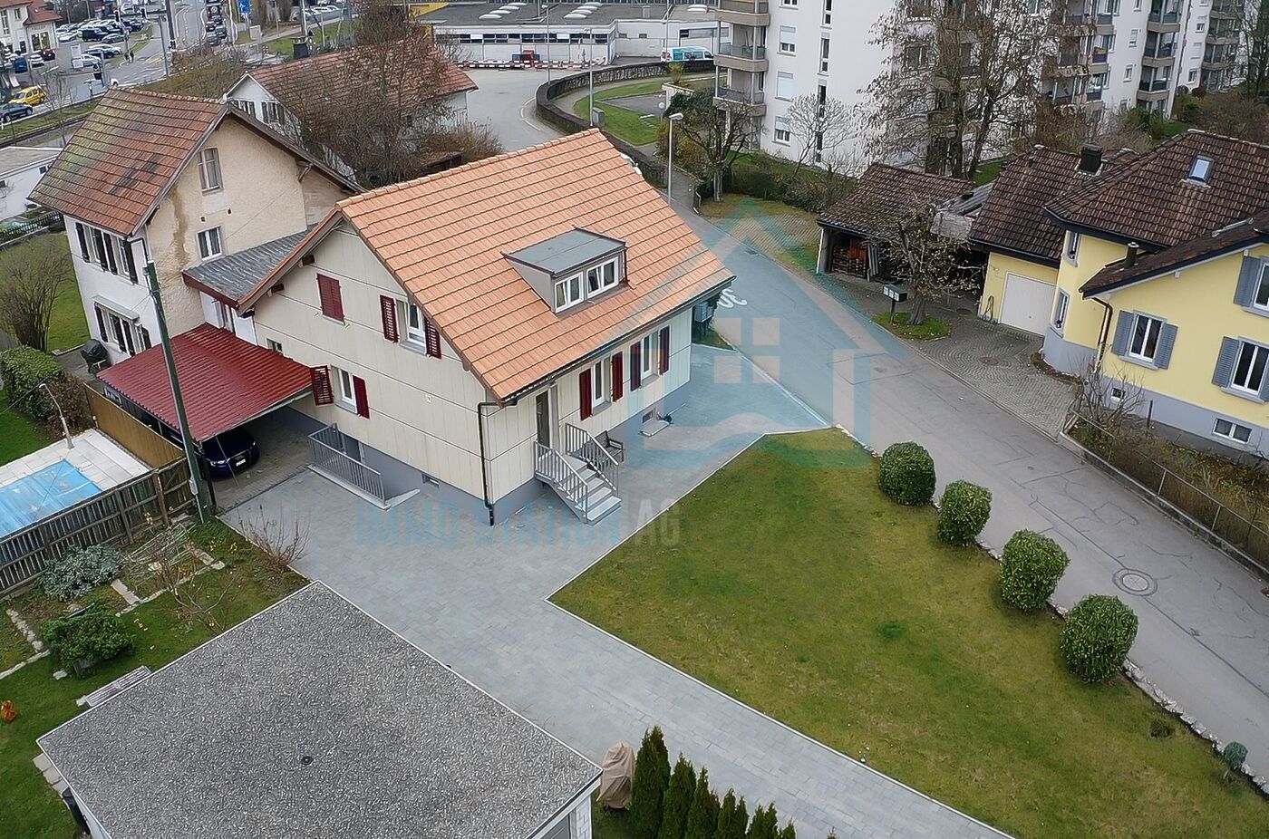 Luftaufnahme eines Wohnhauses mit Garten