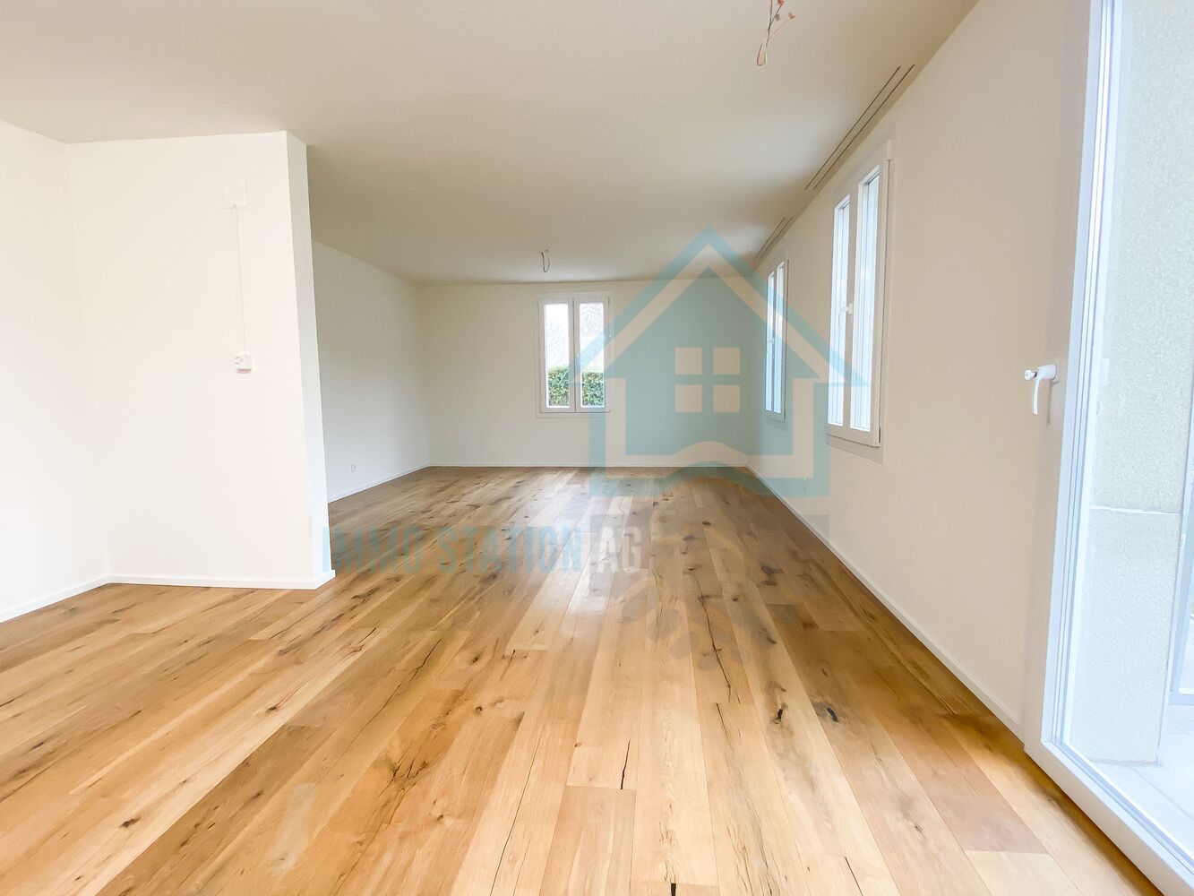 Heller leerer Wohnraum mit Holzfußboden