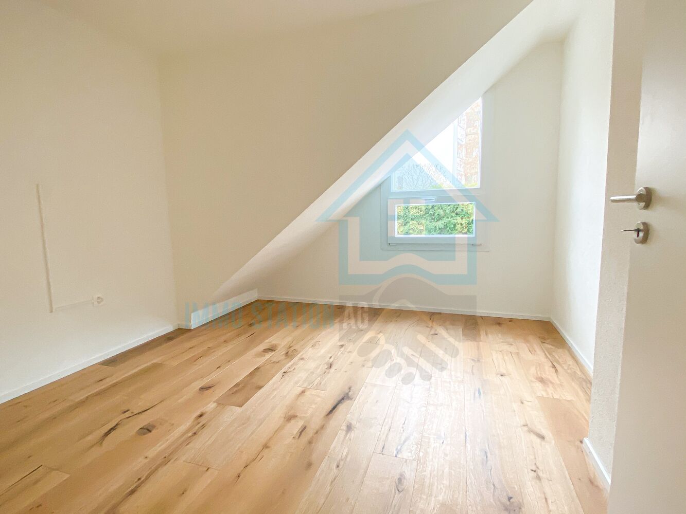 Heller Dachraum mit Holzfußboden