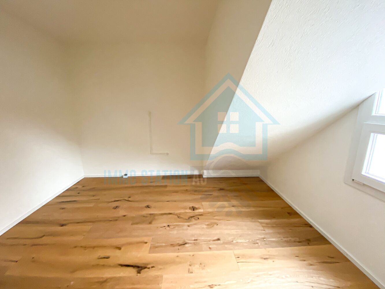 Leerer Dachraum mit Holzboden
