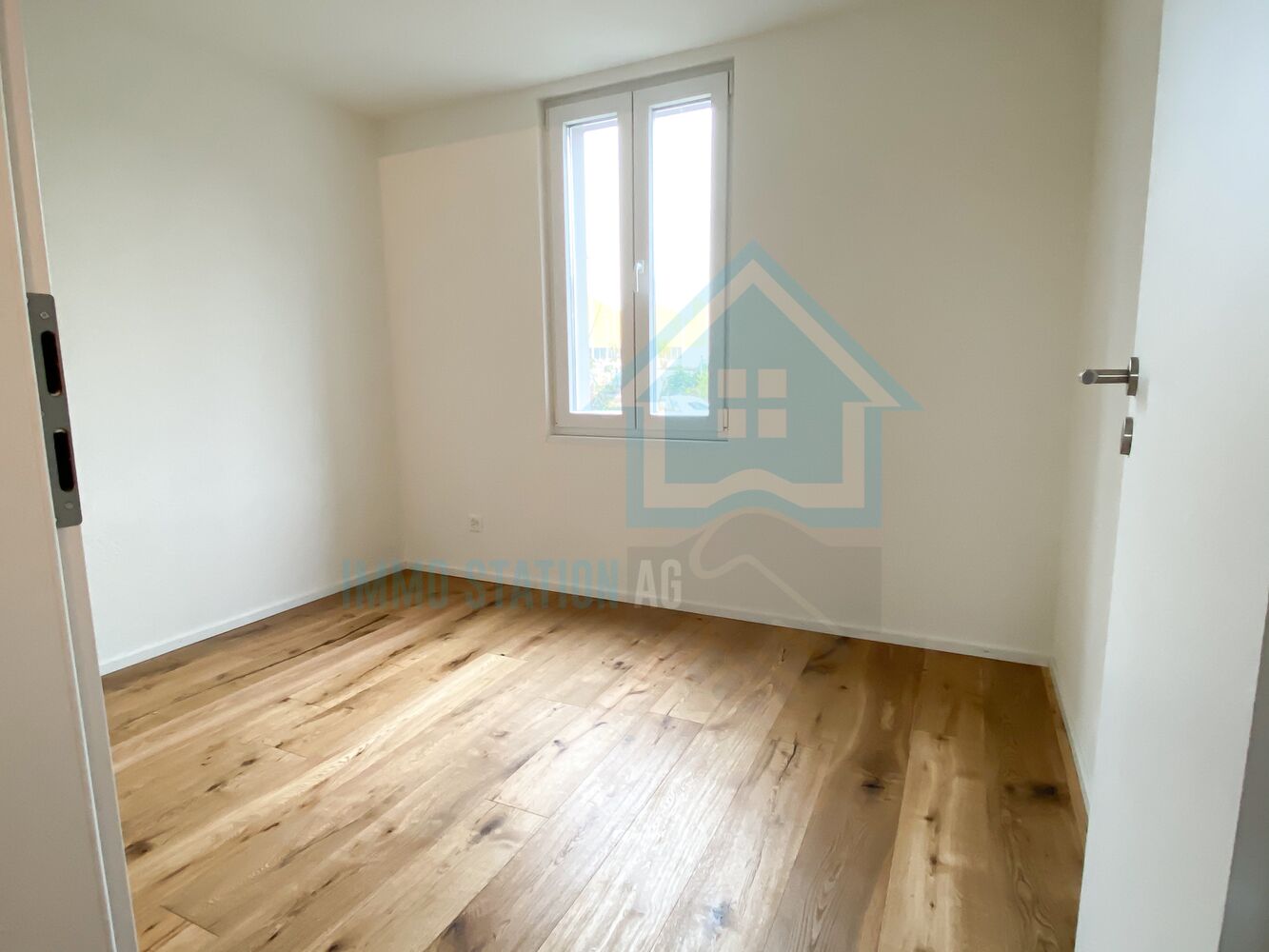 Heller leerer Raum mit Holzfußboden