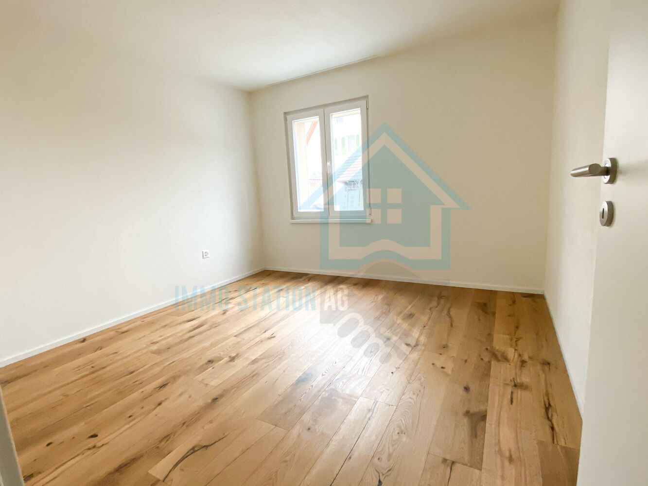 Heller leerer Raum mit Holzboden