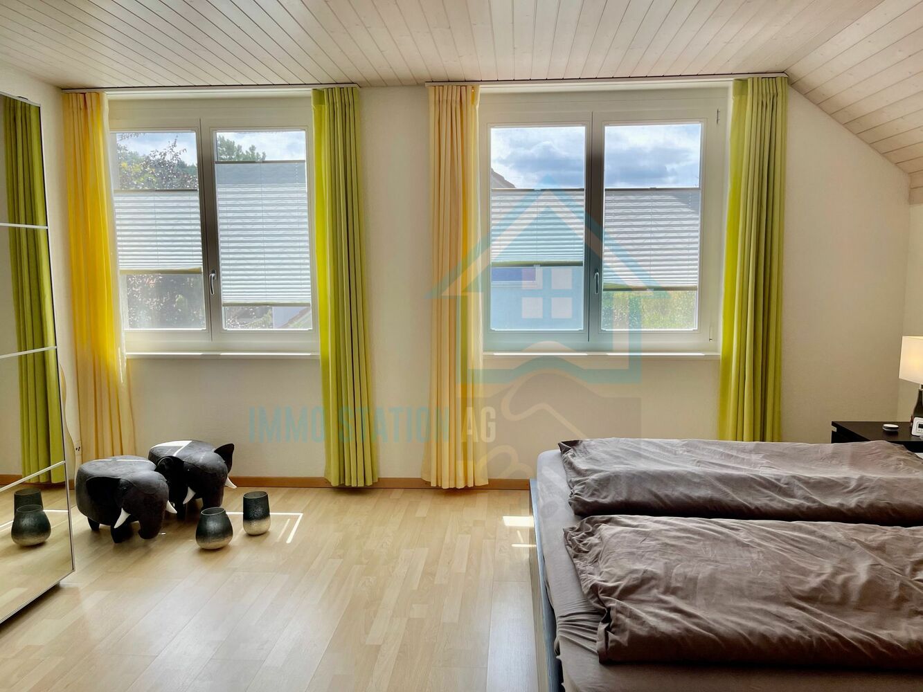 Helles Schlafzimmer mit Dachschräge