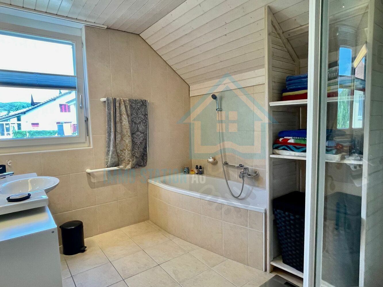 Badezimmer mit Wanne und Fenster